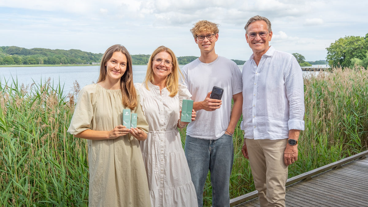 Lizbeth og Allan fra NatureCell sammen med videoholdet ved søen