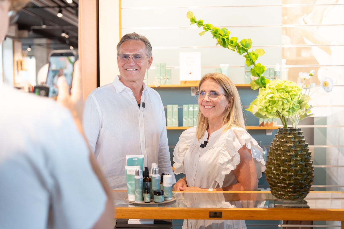 Allan og Lizbeth filmes i butikken