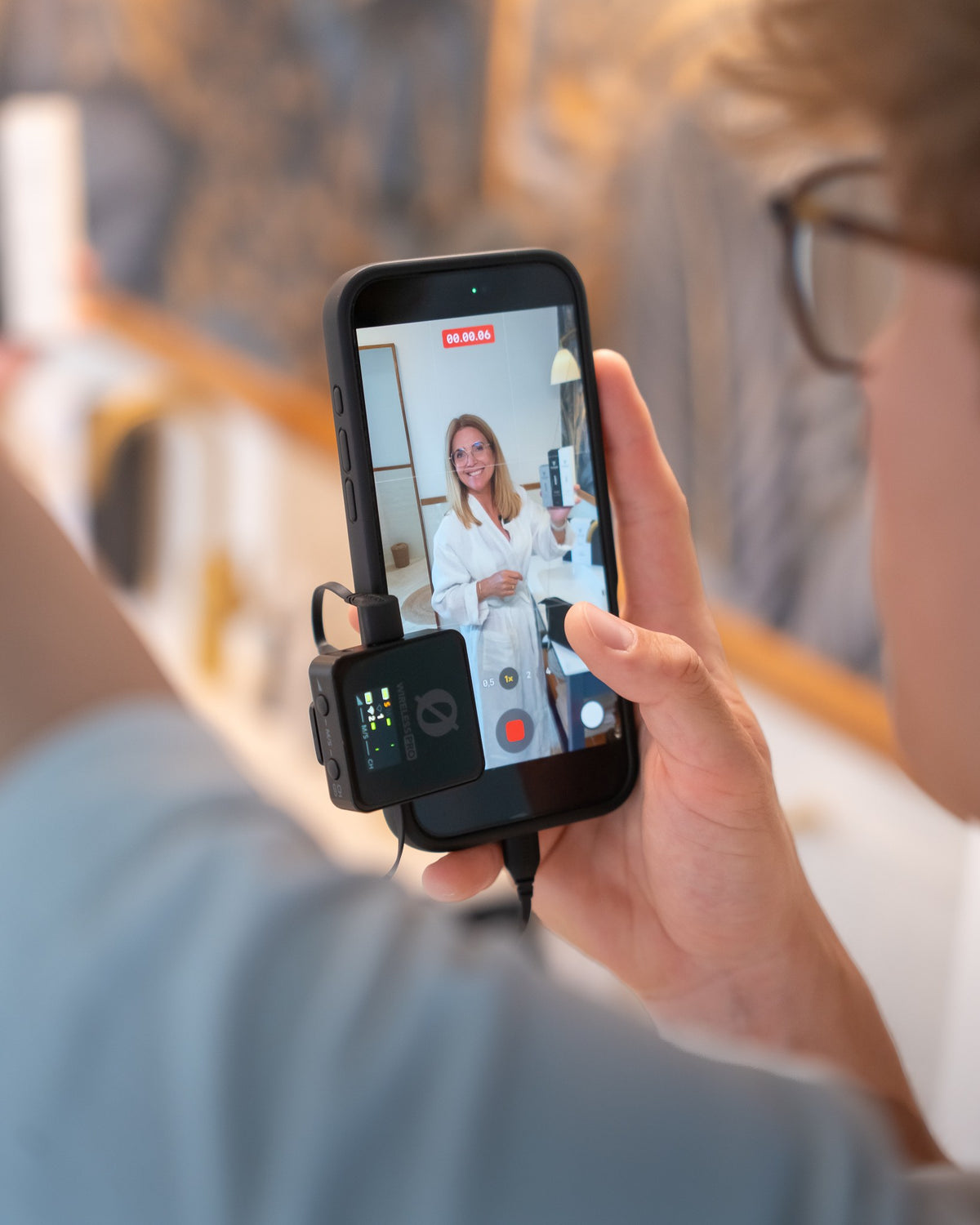 Lizbeth optages til en produktvideo